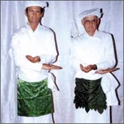 Мормоны в ритуальном одеянии.